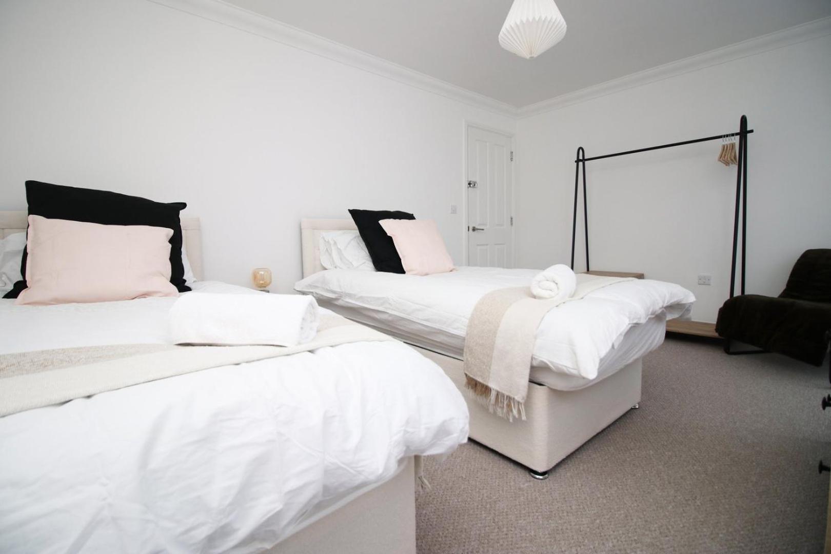 Spacious 5 Bedroom | With Fenced Backyard Newport (Gwent) Exterior foto