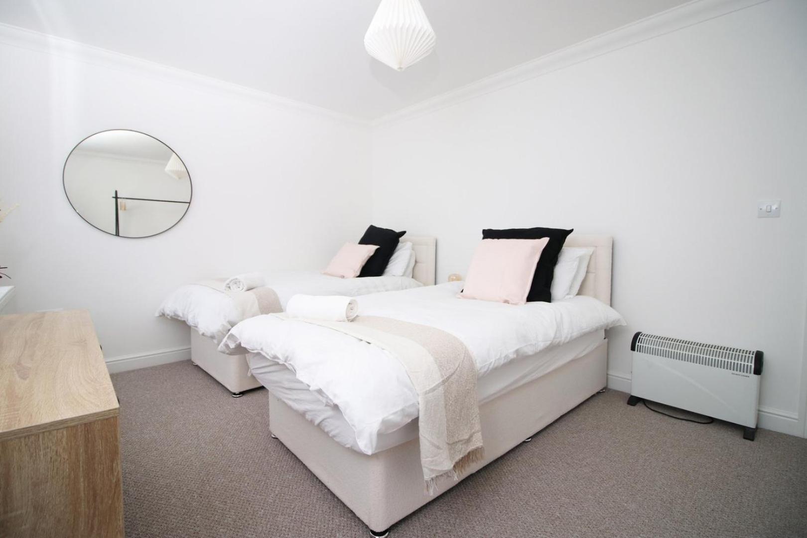 Spacious 5 Bedroom | With Fenced Backyard Newport (Gwent) Exterior foto